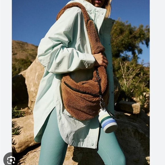 Free People - FP Movement Sherpa Overachiever Sling Bag NWOT - Picture 3 of 8